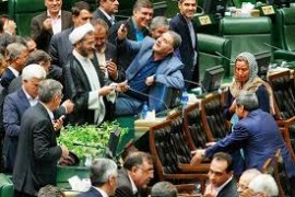 سلفی یک نماینده با موگرینی در مراسم تحلیف / واقعا این فرد در کدام فرهنگ تربیت شده است ؟