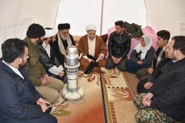 حضور آیت الله اراکی رییس مجمع جهانی تقریب مذاهب اسلامی در چادر مردم زلزله زده اهل سنت ثلاث باباجانی 