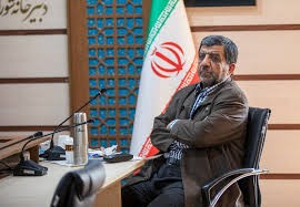 توئیترهای ساختاری: جامعۀ ایران دچار انسداد فکری است، چون بحث‌های تئوریک و فلسفی را خودِ حکومت انجام می‌دهد. اصحابِ اندیشه و دانشگاهیان در حاشیه و معطل‌اند